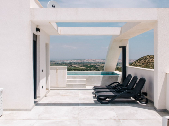 Top Floor Bungalow for sale in La Marquesa Golf