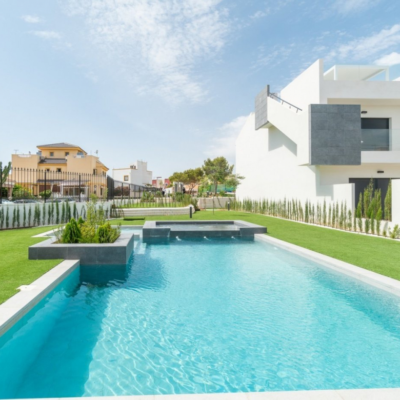 Top Floor Bungalow for sale in Los Balcones